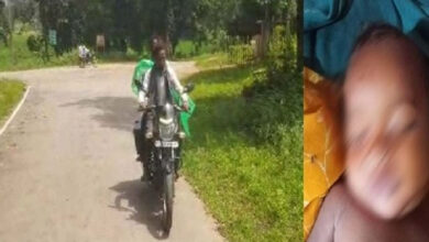 मानवता शर्मसार! बच्चे की मौत के बाद नहीं मिला एंबुलेंस, बाइक पर शव लेकर पहुंचा अस्पताल मानवता शर्मसार! बच्चे की मौत के बाद नहीं मिला एंबुलेंस, बाइक पर शव लेकर पहुंचा अस्पताल