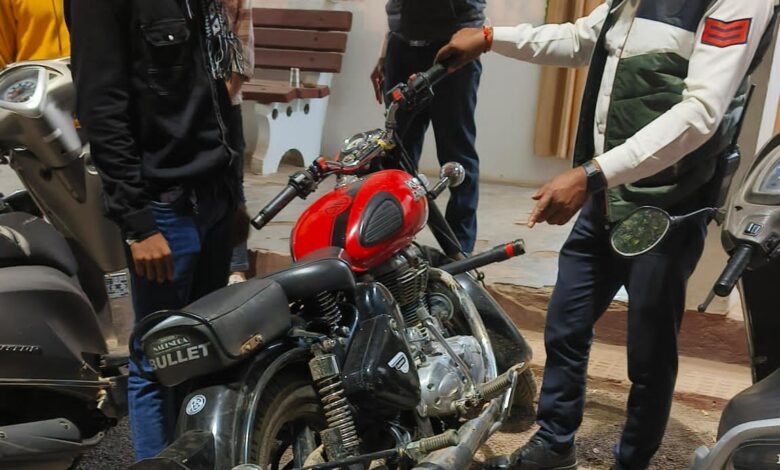 मॉडिफाई साइलेंसर लगाने वाले बुलेट वाहन चालकों के खिलाफ यातायात पुलिस की कार्यवाही, जब जागे तब सवेरा मॉडिफाई साइलेंसर लगाने वाले बुलेट वाहन चालकों के खिलाफ यातायात पुलिस की कार्यवाही, जब जागे तब सवेरा