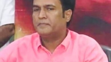 धूल चेहरे पर जमी हैं और उमेश पटेल आईना पोछने में लगे हैं- नलीनिश ठोकने