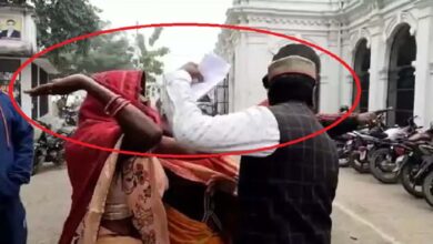 महिलाओं ने धरी नेताजी की कॉलर, फिर शुरू किया दे दना दन, जानें क्या है वजह महिलाओं ने धरी नेताजी की कॉलर, फिर शुरू किया दे दना दन, जानें क्या है वजह