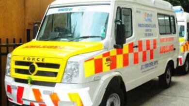 OMG! रोड पर बने गड्ढे में उछली एम्बुलेंस, मृतक की चलने लगी सांसे