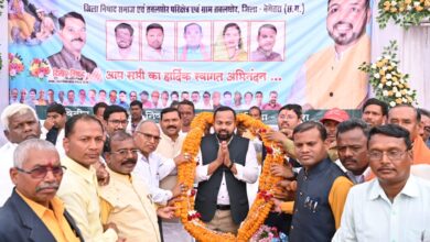 पारंपरिक नृत्य, राउत नाचा के साथ नन्हे बच्चों ने पुष्प वर्षा कर किया विधायक का भव्य स्वागत पारंपरिक नृत्य, राउत नाचा के साथ नन्हे बच्चों ने पुष्प वर्षा कर किया विधायक का भव्य स्वागत