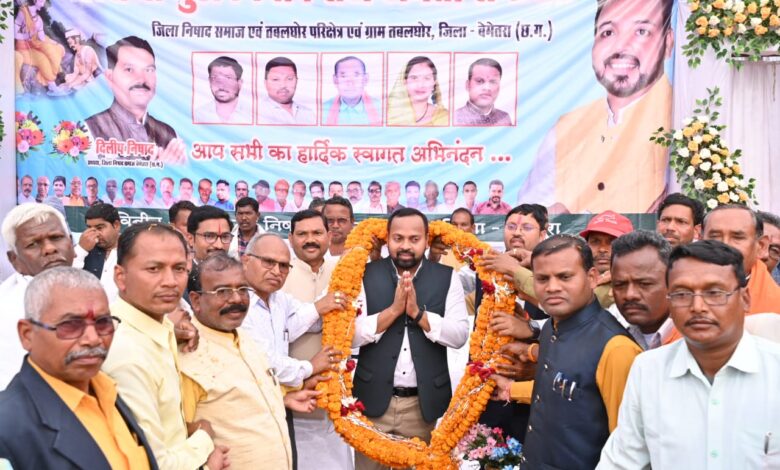 पारंपरिक नृत्य, राउत नाचा के साथ नन्हे बच्चों ने पुष्प वर्षा कर किया विधायक का भव्य स्वागत पारंपरिक नृत्य, राउत नाचा के साथ नन्हे बच्चों ने पुष्प वर्षा कर किया विधायक का भव्य स्वागत