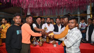 एकदिवसीय कबड्डी प्रतियोगिता में विजेता खिलाड़ियों को बाँटे सील्ड और सम्मान राशि एकदिवसीय कबड्डी प्रतियोगिता में विजेता खिलाड़ियों को बाँटे सील्ड और सम्मान राशि