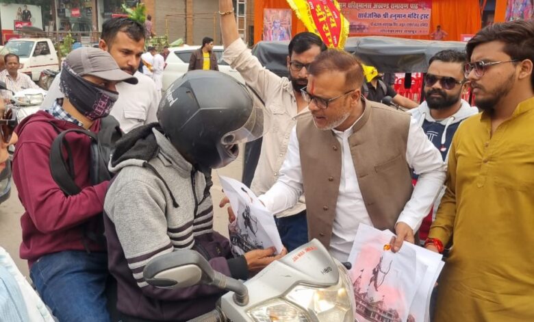 श्री हनुमान सेवा दल ने पंकज मिश्रा के नेतृत्व में बांटे पांच हजार दिए और बैग श्री हनुमान सेवा दल ने पंकज मिश्रा के नेतृत्व में बांटे पांच हजार दिए और बैग