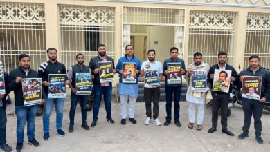 यूथ कांग्रेस नेता अभिषेक के नेतृत्व में असम के मुख्यमंत्री का जलाया पोस्टर