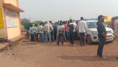 3 दिनों में धान खरीदने – बेचने के अफरातफरी के ‌बीच गोढ़ी में कर्मियों – किसानों के बीच तनातनी