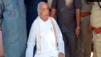 गाड़ी से उतरे और दुकान के सामने कुर्सी लेकर बैठ गए केरल गवर्नर, जानें पूरा मामला गाड़ी से उतरे और दुकान के सामने कुर्सी लेकर बैठ गए केरल गवर्नर, जानें पूरा मामला