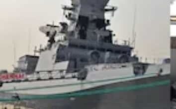 भारतीय नौसेना ने अपना हेलीकॉप्टर लॉन्च किया, समुद्री डाकुओं को दी चेतावनी भारतीय नौसेना ने अपना हेलीकॉप्टर लॉन्च किया, समुद्री डाकुओं को दी चेतावनी