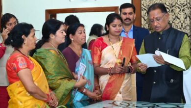 अपनी मांगों को लेकर आंगनबाड़ी कार्यकर्ता-सहायिकाओं ने सीएम को सौंपा ज्ञापन