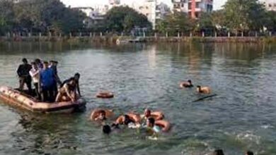 वडोदरा में स्कूली बच्चों से भरी नाव डूबी, अब तक 6 की मौत वडोदरा में स्कूली बच्चों से भरी नाव डूबी, अब तक 6 की मौत