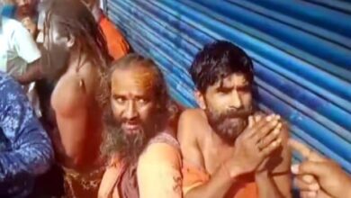 पश्चिम बंगाल में 3 साधुओं को भीड़ ने बुरी तरह पीटा, पुलिस ने बचाई जान पश्चिम बंगाल में 3 साधुओं को भीड़ ने बुरी तरह पीटा, पुलिस ने बचाई जान