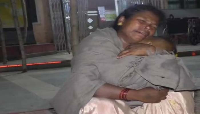 फिर इंसानियत हुई शर्मसार : मां की गोद में मासूम ने तोड़ा दम, नहीं मिली एंबुलेंस फिर इंसानियत हुई शर्मसार : मां की गोद में मासूम ने तोड़ा दम, नहीं मिली एंबुलेंस