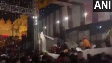 कालकाजी मंदिर में जागरण के दौरान गिरा स्टेज, एक मौत, कई घायल कालकाजी मंदिर में जागरण के दौरान गिरा स्टेज, एक मौत, कई घायल
