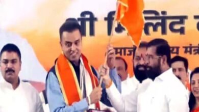 चुनाव से पहले कांग्रेस को झटका, हाथ छोड़ मिलिंद देवड़ा ने थामा शिवसेना का दामन चुनाव से पहले कांग्रेस को झटका, हाथ छोड़ मिलिंद देवड़ा ने थामा शिवसेना का दामन