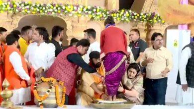 पंडित धीरेंद्र शास्त्री की कथा में 251 परिवारों के 1 हजार लोगों ने की धर्म वापसी पंडित धीरेंद्र शास्त्री की कथा में 251 परिवारों के 1 हजार लोगों ने की धर्म वापसी
