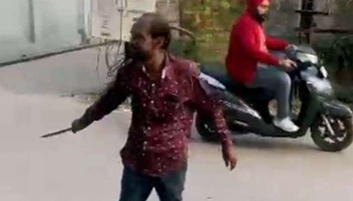 राजधानी में चापर लहराते बदमाश ने फैलाई दहशत, गिरफ्तार राजधानी में चापर लहराते बदमाश ने फैलाई दहशत, गिरफ्तार