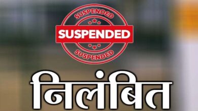 स्कूल कक्षा में साथियों के साथ शराब सेवन करने वाले प्रभारी प्राचार्य निलंबित स्कूल कक्षा में साथियों के साथ शराब सेवन करने वाले प्रभारी प्राचार्य निलंबित