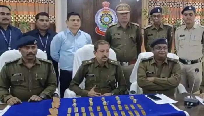 कार की सीट से निकला करोड़ों रुपए का सोना, 5 गिरफ्तार कार की सीट से निकला करोड़ों रुपए का सोना, 5 गिरफ्तार