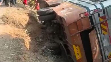 झलमला के पास पलटी यात्री बस, 25 यात्रियों को आई मामूली चोटे