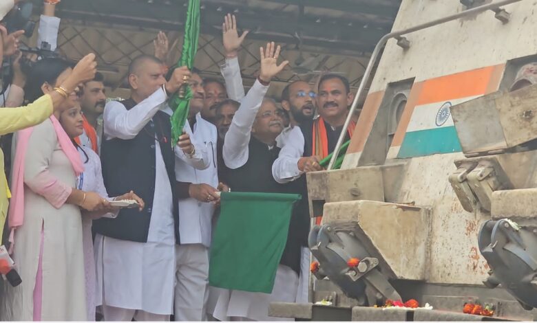 जन मानस की आस्था के साथ आस्था स्पेशल ट्रेन अयोध्या रवाना जन मानस की आस्था के साथ आस्था स्पेशल ट्रेन अयोध्या रवाना