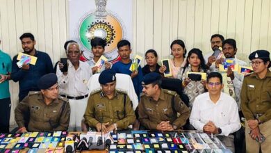 खोया मोबाइल फोन वापस पाकर लौटी मुस्कान, रायपुर पुलिस ने बरामद किए 601 गुम मोबाईल फोन खोया मोबाइल फोन वापस पाकर लौटी मुस्कान, रायपुर पुलिस ने बरामद किए 601 गुम मोबाईल फोन
