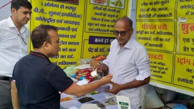 सरस मेला सजा में देशी गुड़ एवं हैंडलूम जैसे अनेक वैराइटीज से सजी प्रदर्शनी
