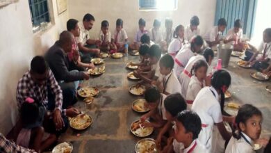 गजब का संदेश दिया इस एबीईओ ने पुत्री के जन्म दिवस पर शासकीय स्कूल के बच्चों को कराया न्योता भोजन