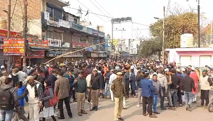 हल्द्वानी की आग बरेली पहुंची, तौकीर रजा की ‘जेल भरो’ की धमकी के बाद तनाव का माहौल हल्द्वानी की आग बरेली पहुंची, तौकीर रजा की ‘जेल भरो’ की धमकी के बाद तनाव का माहौल