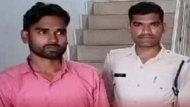 प्रोफेसर परीक्षा में पास कराने के लिए छात्रा को भेजा अश्लील मैसेज, पुलिस ने दबोचा