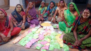 मंदिरों में चढ़े फूलों से बना रही सुगंधित हर्बल गुलाल