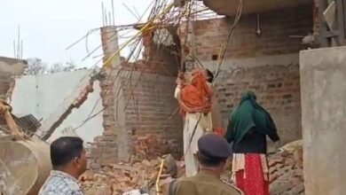 कांग्रेस नेता के अवैध कब्जे पर चला प्रशासन का बुलडोजर