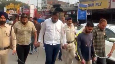 RAIPUR : क्लब में चलाई गोली, अब सर मुंडवाकर पुलिस ने निकाला जुलूस… RAIPUR : क्लब में चलाई गोली, अब सर मुंडवाकर पुलिस ने निकाला जुलूस…