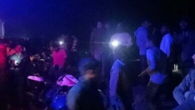 पटरी पर खड़े थे लोग, दूसरी तरफ से आई ट्रेन ने कुचला, दो की मौत, 10 घायल