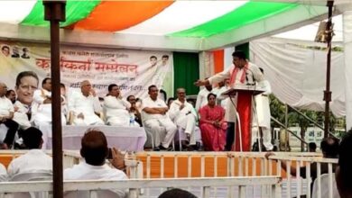 कांग्रेस नेता ने भूपेश बघेल के समक्ष मंच से निकाली अपनी भड़ास , कहा