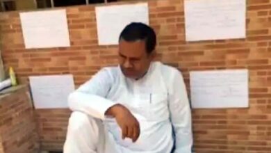 देवेंद्र यादव को प्रत्याशि घोषित करने पर बवाल, आमरण अनशन पर बैठे कांग्रेसी नेता