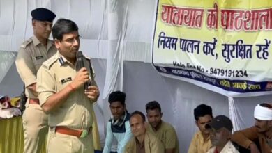 रायपुर यातायात पुलिस की अनोखी पहल, चालकों के लिए चौक पर ही लगाई जा रही “यातायात की पाठशाला” रायपुर यातायात पुलिस की अनोखी पहल, चालकों के लिए चौक पर ही लगाई जा रही “यातायात की पाठशाला”