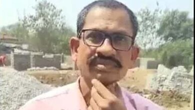 स्कूल के अंदर बैठकर टीचर ने पिया शराब, हुआ सस्पेंड, केस भी दर्ज स्कूल के अंदर बैठकर टीचर ने पिया शराब, हुआ सस्पेंड, केस भी दर्ज