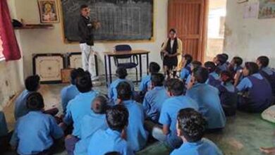 गजब के सर्वशिक्षा अभियान के अधिकारी, स्कूलों को मिला लैपटाॅप, पहुंचा शिक्षक के घर