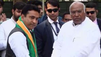 सियासी उठापटक के बीच सांसद राहुल ने थामा कांग्रेस का हाथ