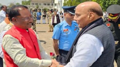 रायपुर पहुंचे रक्षामंत्री, सीएम साय ने किया आत्मीय स्वागत