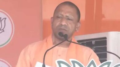 घोटालों का आरोप फिर भी ठस्के के साथ लड़ रहे चुनाव, बघेल पर CM योगी का करारा वार घोटालों का आरोप फिर भी ठस्के के साथ लड़ रहे चुनाव, बघेल पर CM योगी का करारा वार