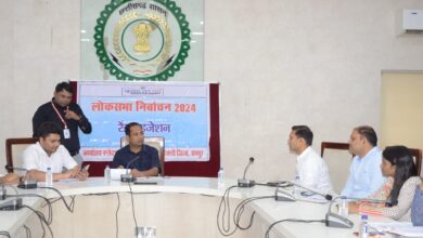 राजनैतिक दलों के मध्य हुआ ईवीएम एवं वीवी पैट का रेण्डमाईजेशन राजनैतिक दलों के मध्य हुआ ईवीएम एवं वीवी पैट का रेण्डमाईजेशन