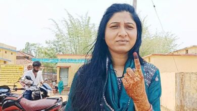 हाथों में मेहंदी रचाकर वोट देने पहुंचीं रूपाली, मतदान में दिखाई जागरूकता