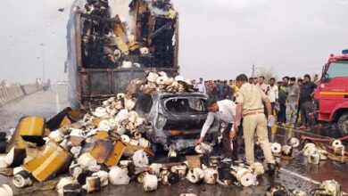 बड़ा सड़क हादसा! तेज रफ्तार कार ट्रक में घुसी, 6 जिंदा जले बड़ा सड़क हादसा! तेज रफ्तार कार ट्रक में घुसी, 6 जिंदा जले