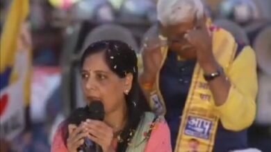 केजरीवाल की पत्नी कर रही थी रोड शो, रो रहे थे पीछे महाबल