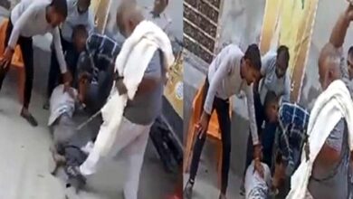 देखती रही पुलिस और युवक पर डंडे बरसाता रहा नूंह हिंसा का आरोपी देखती रही पुलिस और युवक पर डंडे बरसाता रहा नूंह हिंसा का आरोपी