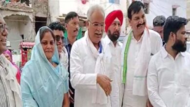 वोटिंग के दौरान भूपेश बघेल के साथ धक्का-मुक्की