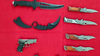 ऑनलाइन मंगाए गए 13 नग चाकूओं एवं 03 नग लाईटर गन को पुलिस ने किया जब्त ऑनलाइन मंगाए गए 13 नग चाकूओं एवं 03 नग लाईटर गन को पुलिस ने किया जब्त