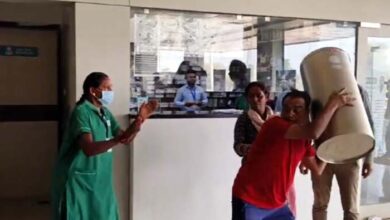 पिता के ईलाज में लापरवाही, बेटे ने हॉस्पिटल में तोड़फोड़ कर स्टाफ की कर दी पिटाई पिता के ईलाज में लापरवाही, बेटे ने हॉस्पिटल में तोड़फोड़ कर स्टाफ की कर दी पिटाई